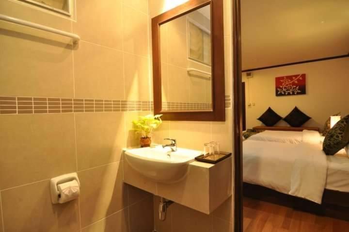 Hemingway'S Hotel Patong Exterior foto