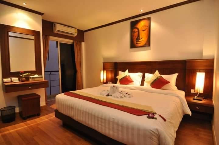 Hemingway'S Hotel Patong Exterior foto